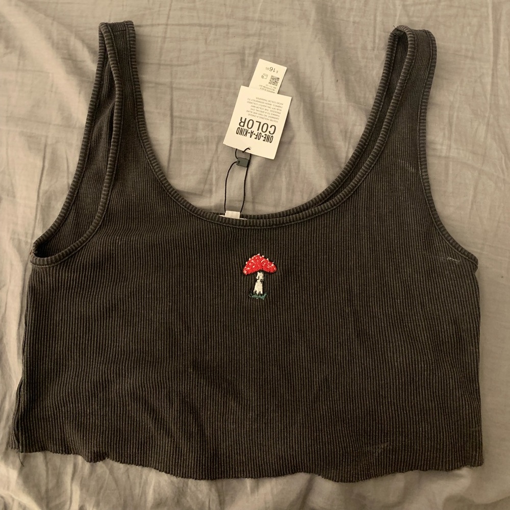 NWT cropped tank with embroidered design